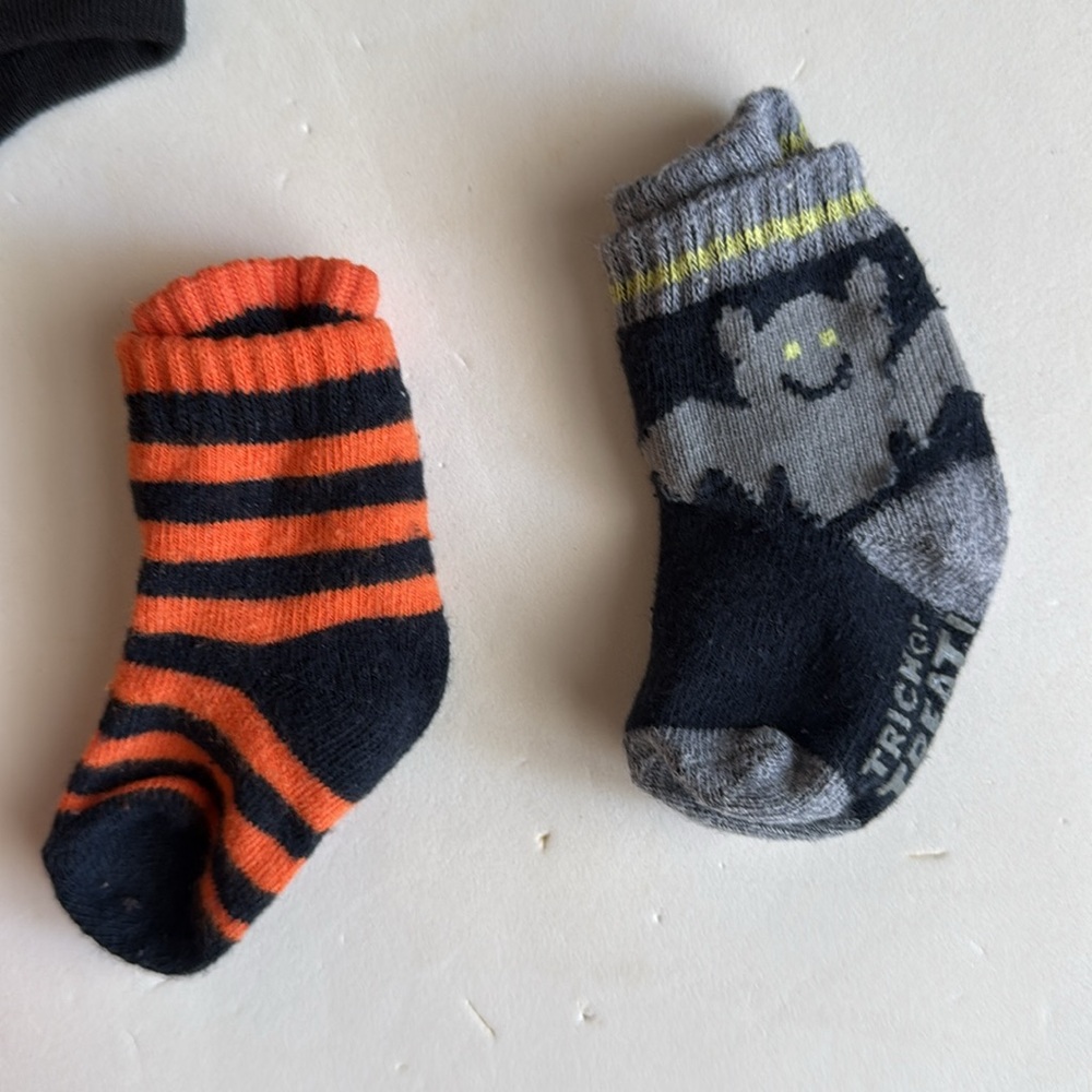 Halloween 3 pc set Bodysuit Shirt, Orange Pants, 2 Socks, and Pumpkin Hat 0-3 mo - Picture 6 of 11
